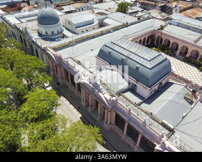 Luftbild des Regierungshauses von Corrientes. Zeigt das Regierungsgebäude, seine Architektur und die städtische Umgebung aus einer einzigartigen Perspektive. Stockfoto
