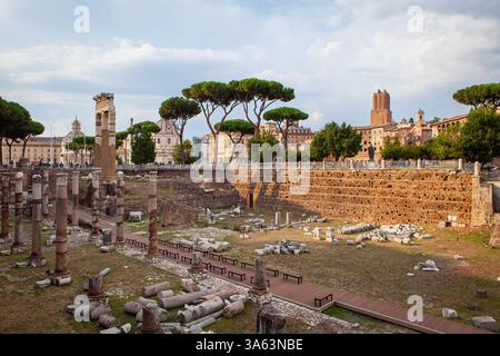 Die berühmten Ruinen des Forum Romanum (Foro Romano) umgeben von den Überresten mehrerer historischer Gebäude und Denkmäler im antiken Rom, Italien. Stockfoto