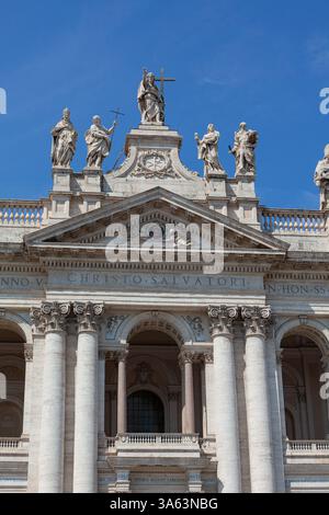 Details der Fassade der Archbasilika San Giovanni in Laterano mit ihren Marmorsäulen und -Sulpturen, Rom. Stockfoto