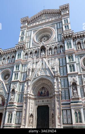 Die moderne neogotische Fassade der Kathedrale von Florenz (Il Duomo di Firenze oder Cattedrale di Santa Maria del Fiore) befindet sich auf der Piazza del Duomo, Italien. Stockfoto