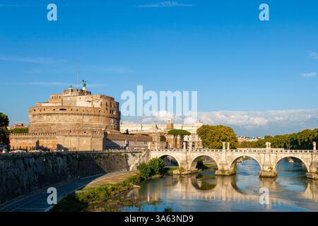 Das Castel Sant Angelo (oder Mausoleo di Adriano) befindet sich am Ufer des Tibers (Tevere) im historischen Zentrum von Rom, Italien. Stockfoto