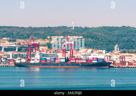 Hafen von Lissabon, Lissabon, Portugal - 23. Oktober 2024 - das Seattle C Containerschiff entlädt im Hafen von Lissabon auf dem Tejo. Stockfoto