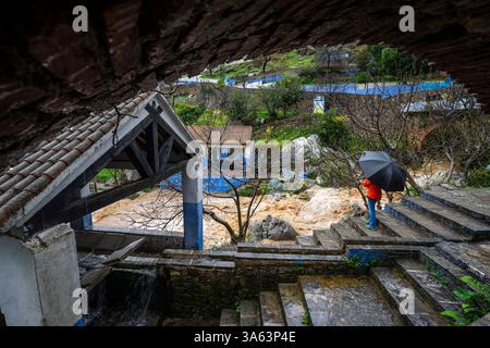 Sintflutartiger Regen und geschwollener Fluss, Ras el Maa Brunnen, Chefchaouen, Rif Berge, Marokko, Nordafrika. Stockfoto