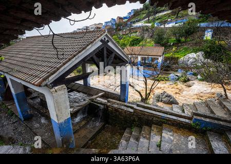 Sintflutartiger Regen und geschwollener Fluss, Ras el Maa Brunnen, Chefchaouen, Rif Berge, Marokko, Nordafrika. Stockfoto