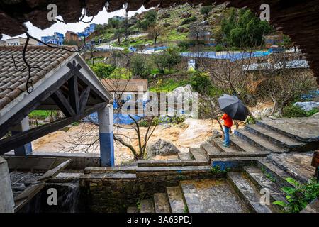 Sintflutartiger Regen und geschwollener Fluss, Ras el Maa Brunnen, Chefchaouen, Rif Berge, Marokko, Nordafrika. Stockfoto