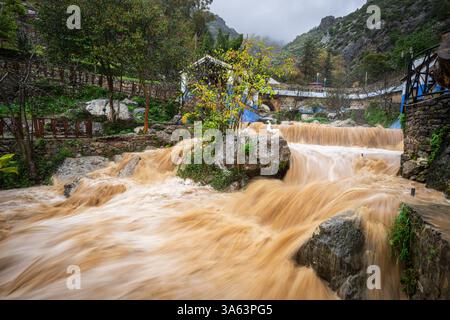 Sintflutartiger Regen und geschwollener Fluss, Ras el Maa Brunnen, Chefchaouen, Rif Berge, Marokko, Nordafrika. Stockfoto