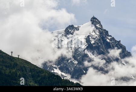 Die Aiguille du Midi, ein 3.842 Meter hoher Berg im Mont Blanc-Massiv der französischen Alpen, erreichbar mit der Seilbahn in Chamonix, Frankreich Stockfoto