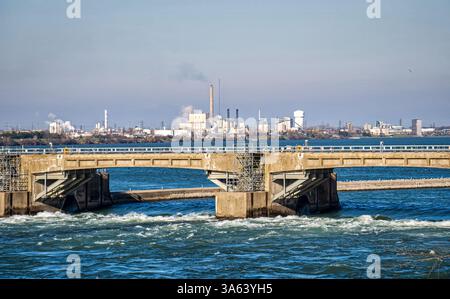Der 1954 erbaute Niagara Falls International Control Dam (ICD) kontrolliert die Wasserumleitung vom Niagara River zwischen Kanada und den Vereinigten Staaten. Das in Stockfoto
