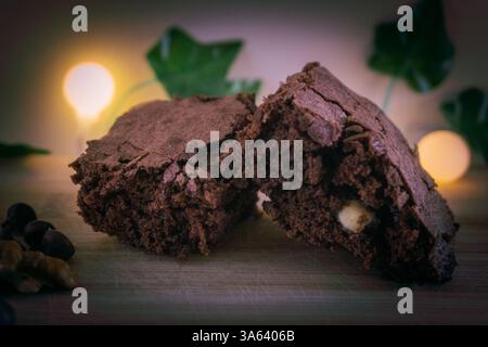 Frisch gebackener Brownie mit Schokoladenchips und Walnüssen mit Gooey Center und Crunchy Nuts Stockfoto