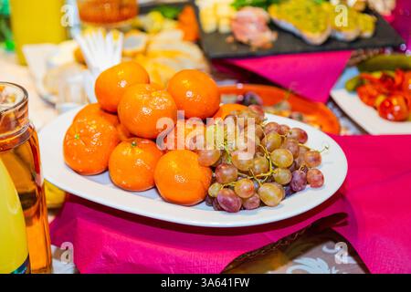 Auf dem Tisch gab es eine Auswahl an frischen Speisen. Obst in einer Schüssel Stockfoto