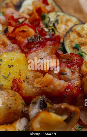 Frische schöne Räucherrippchen mit gegrilltem Gemüse alles auf einem Holztablett. Gesundes Vuks Essen. Gebratener Speck grob Stockfoto