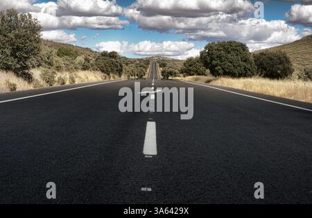 Asphaltstraße und weiße Linienmarkierung. Nahaufnahme des niedrigen Blickpunkts Stockfoto
