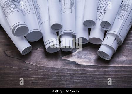 Stapel von Blueprint-Rollen auf Pinienholzplatten im Vintage-Instandhaltungskonzept Stockfoto