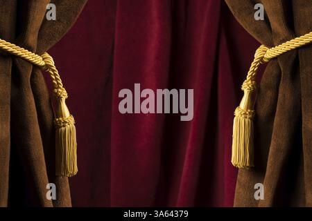 Roten Theater Vorhänge und gelben Quasten Stockfoto