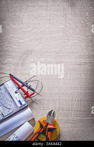 Vetical-Version Elektrotester Blaupausen Isolierbandzangen Stockfoto