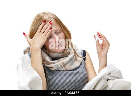 Junge schöne blonde, kranke Frau, isoliert auf weißem Hintergrund Stockfoto