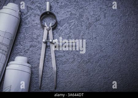 Bauplanteiler zum Copyspace-Wartungskonzept mit schwarzem Hintergrund Stockfoto