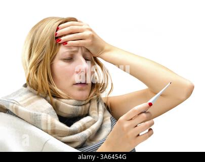 Junge schöne blonde, kranke Frau, isoliert auf weißem Hintergrund Stockfoto