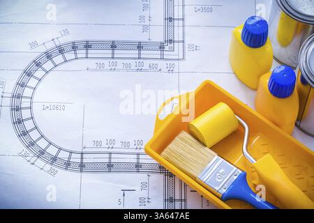 Bauplan mit einem Wartungskonzept für Pinselrollenwannen, Metallkannen und Kunststoffflaschen Stockfoto