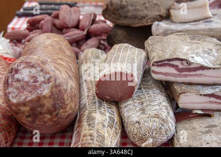 Verschiedene Wurst- und Fleischsorten auf einem Tisch, rustikale Präsentation, Toskana, Italien, Europa Stockfoto