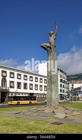 Denkmal der Autonomie, Monumento A Autonomia, Bronzestatue auf dem Autonomy Square, Praca da Autonomia, Funchal, Madeira, Portugal, Europa Stockfoto