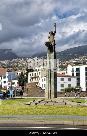 Denkmal der Autonomie, Monumento A Autonomia, Bronzestatue auf dem Autonomy Square, Praca da Autonomia, Funchal, Madeira, Portugal, Europa Stockfoto