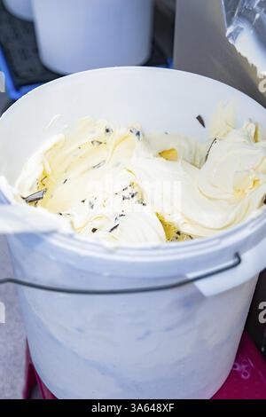 Vanilleeis mit Schokoladenchips wird in einem weißen Eimer gelagert, Eisproduktion Bauerneis, Haselstaller Hof, Wildberg, Schwarzwald, Ger Stockfoto