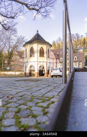Kleine Kapelle mit Fachwerkhäusern im Hintergrund, umgeben von Bäumen, Calw im Frühling, Schwarzwald, Deutschland, Europa Stockfoto