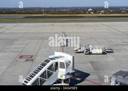 Flughafen Dortmund, DTM, Vorfeld, vor dem Terminal, Start- und Landebahn, mobile Passagiertreppen warten auf den nächsten Flug, Nordrhein-Westfalen, Deutschland, Stockfoto