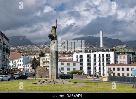 Denkmal der Autonomie, Monumento A Autonomia, Bronzestatue auf dem Autonomy Square, Praca da Autonomia, Funchal, Madeira, Portugal, Europa Stockfoto
