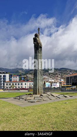 Denkmal der Autonomie, Monumento A Autonomia, Bronzestatue auf dem Autonomy Square, Praca da Autonomia, Funchal, Madeira, Portugal, Europa Stockfoto