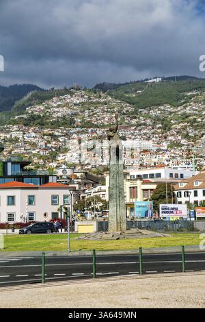 Denkmal der Autonomie, Monumento A Autonomia, Bronzestatue auf dem Autonomy Square, Praca da Autonomia, Funchal, Madeira, Portugal, Europa Stockfoto