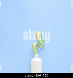 Kreatives Konzept Stillleben Lebensmittel Gesundheit Foto von Zahnpasta Tube mit Gelee Marmelade Süßigkeiten Marshmallow auf blauem Hintergrund Stockfoto