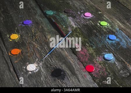 Aquarellfarben in Uhr-Form Stockfoto