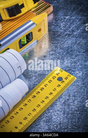 Baupläne und Maßeinheiten für Gebäude- und Architekturkonzepte mit metallischem Kratzhintergrund Stockfoto