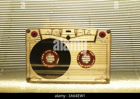 Transparentes Kassettenband. Goldener Hintergrund Stockfoto