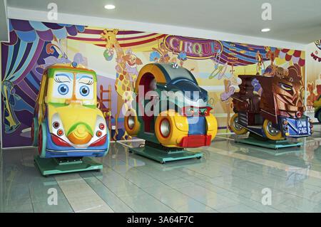 Spielzeugautos auf Spielplatz mit gemalten Hintergrund Stockfoto