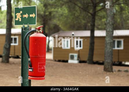 Roten Feuerlöscher und Wohnmobile. Brandschutz Stockfoto