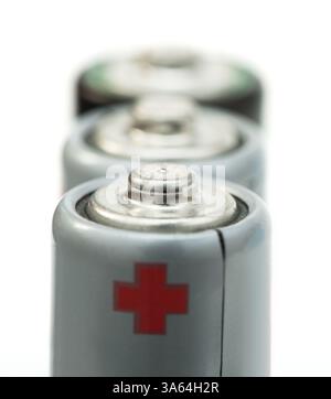 Drei Batterien in der Nähe. Weiße, isolierte Studioaufnahme Stockfoto