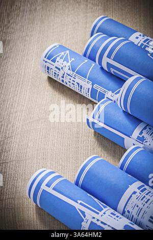 Stapel blauer Blaudruckrollen auf Holzbrettkonstruktionskonzept Stockfoto