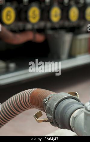 Kraftstoff-LKW wieder aufzufüllen. Schlauch hautnah und Pumpen, um den LKW zu laden Stockfoto