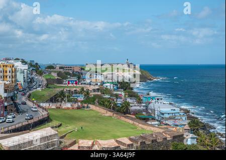 Malerischer Blick auf Old San Juan, Puerto Rico, mit historischem Fort und Meer Stockfoto