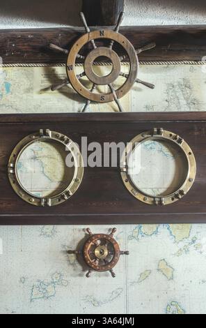 Bootsdetails an der Wand. Vintage-Karte und Ruder. Griechenland Stockfoto