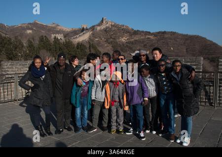 Studenten posieren vor der Chinesischen Mauer. Auf einer zweitägigen Reise nach Peking halten die Studenten auf dem Weg zur Chinesischen Mauer in Badaling. A grou Stockfoto