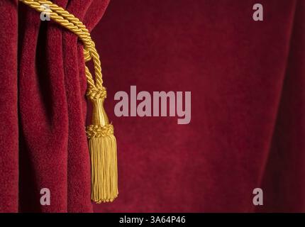Roten Theater Vorhang und gelben Quasten Stockfoto