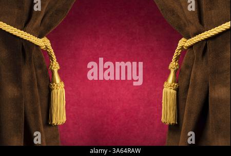 Roten Theater Vorhänge und gelben Quasten Stockfoto