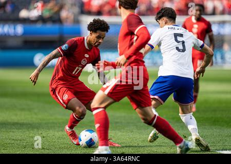 Der kanadische Stürmer Tajon Buchanan (17) wird vom US-Mittelfeldspieler Max Arfsten (5) während des Spiels der CONCACAF Nations League am Sonntag, 23. März 2025, im SoFi Stadium verteidigt. in Inglewood besiegte Kanada die Vereinigten Staaten mit 2:1. (Jon Endow/Bild des Sports) Stockfoto