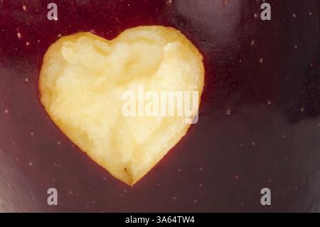 Herz-Form-Closeup geschnitzt in roter Apfel Stockfoto
