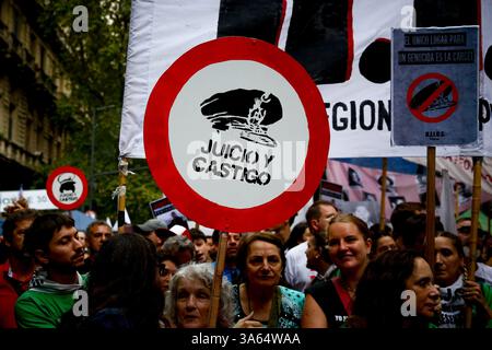 Buenos Aires, Argentinien. März 2025. Demonstranten halten während der Demonstration Plakate zum 49. Jahrestag des Militärputsches von 1976. (Foto: Roberto Tuero/SOPA Images/SIPA USA) Credit: SIPA USA/Alamy Live News Stockfoto