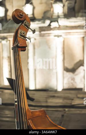 Kontrabass auf klassischem Konzert. Nahaufnahme. Bulgarien Stockfoto
